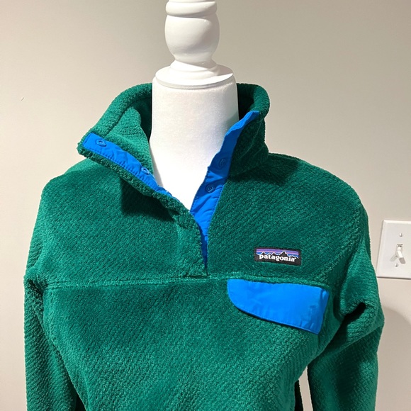 Patagonia women’s size med. pull over green fleece. Great condition. - Picture 2 of 5